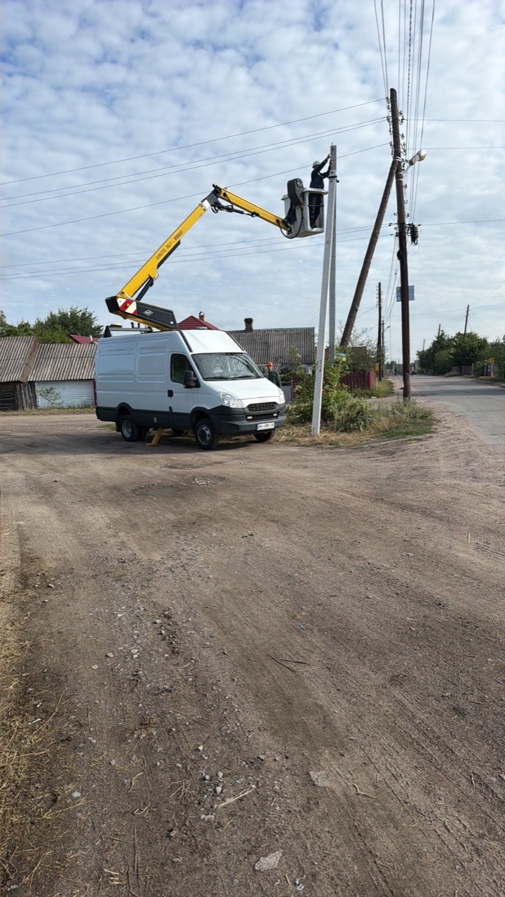 Монтаж кабелю на опорі з автовишки